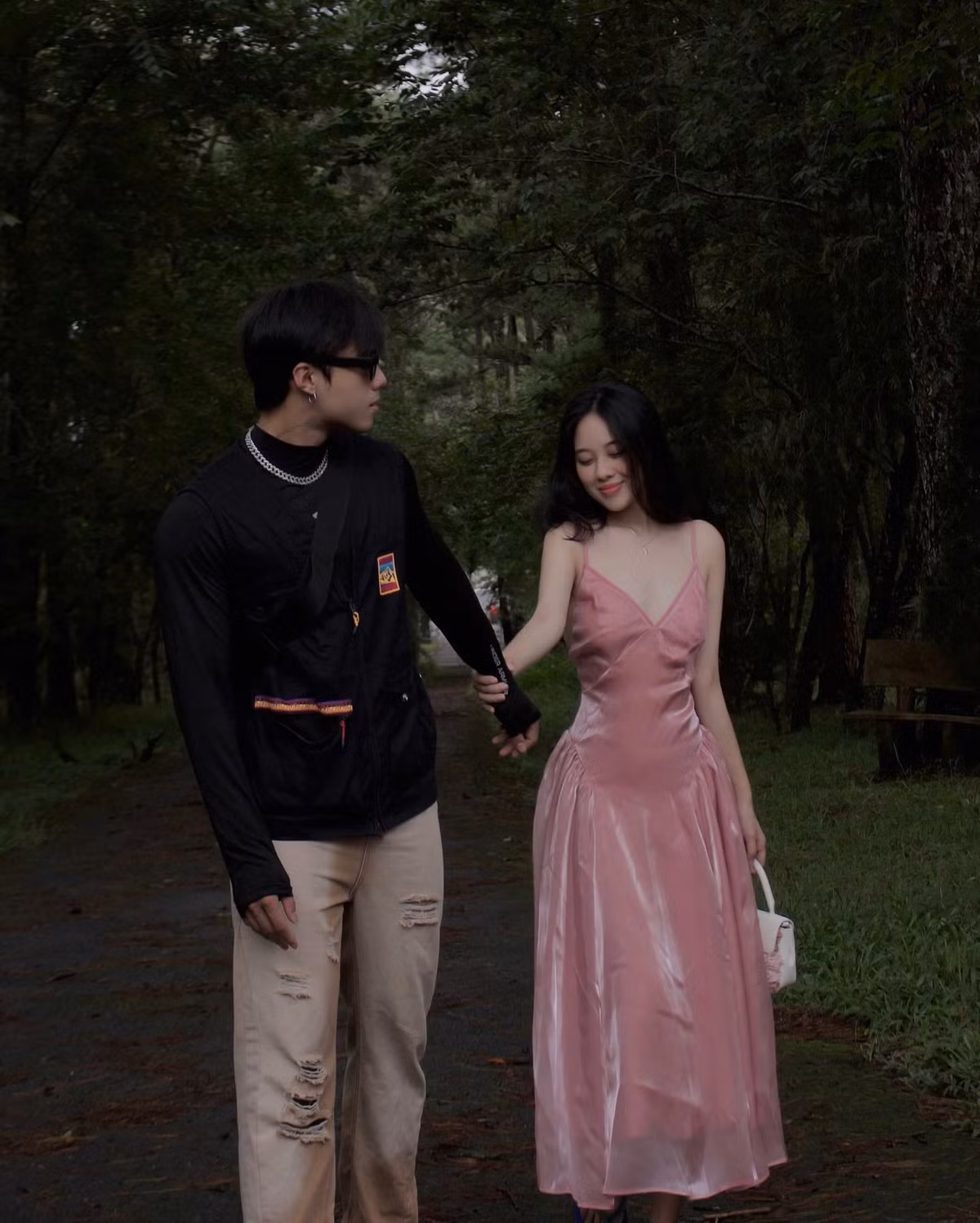 Trên MXH, cặp chị em thân thiết thường đăng tải hình ảnh với outfit matching, thậm chí cách tạo dáng cũng dễ khiến người ta nhầm lẫn là người yêu của nhau.