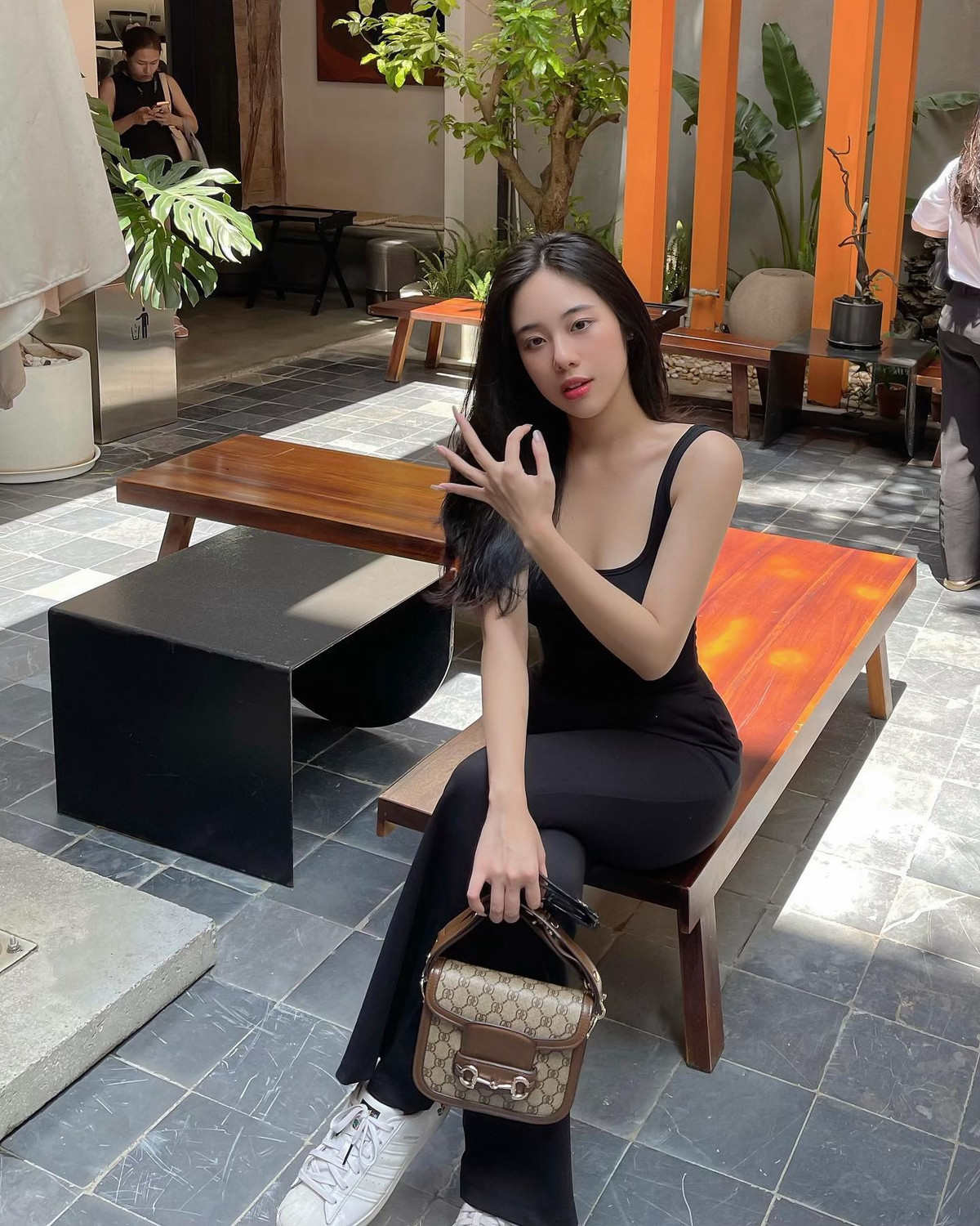 Cô nàng có có gu thời trang vô cùng nữ tính, sang chảnh.