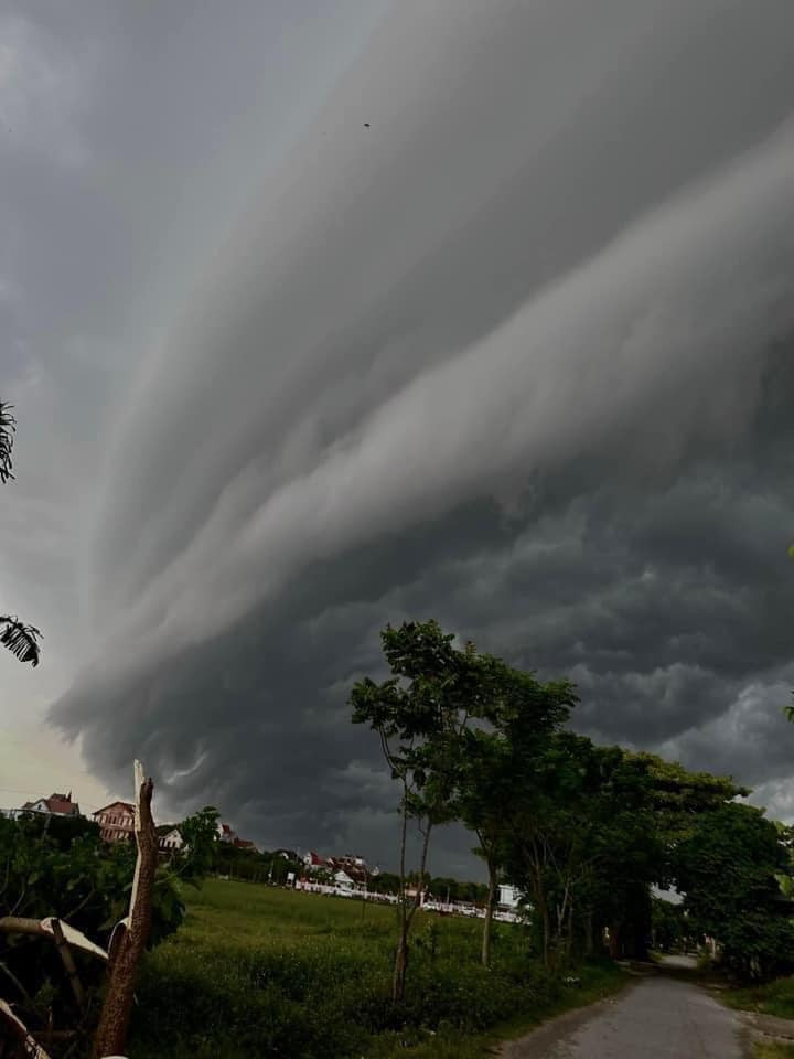 Sáng 6/9, nhiều khu vực ở thành phố Vinh và một số huyện lân cận thuộc tỉnh Nghệ An xuất hiện những đám mây kỳ lạ, như “sóng thần” trên bầu trời khiến nhiều người xôn xao.