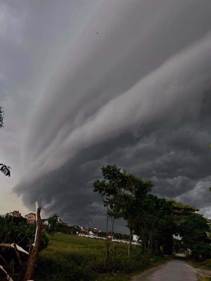 Sáng 6/9, nhiều khu vực ở thành phố Vinh và một số huyện lân cận thuộc tỉnh Nghệ An xuất hiện những đám mây kỳ lạ, như “sóng thần” trên bầu trời khiến nhiều người xôn xao.