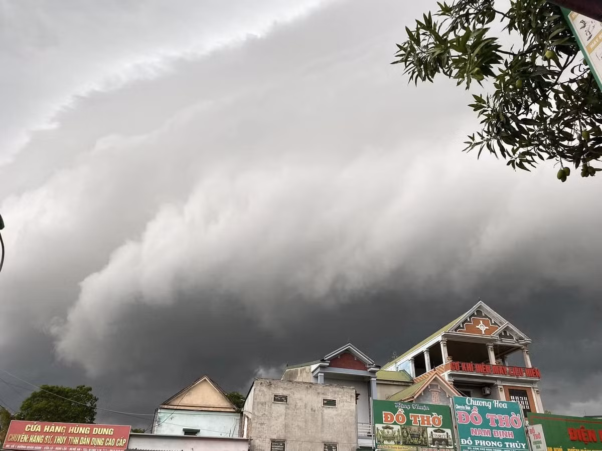 Được biết, hiện tượng mây sóng thần này gọi là dải mây hoàn lưu xa của bão, thường xuất hiện trước hoặc sau cơn bão.