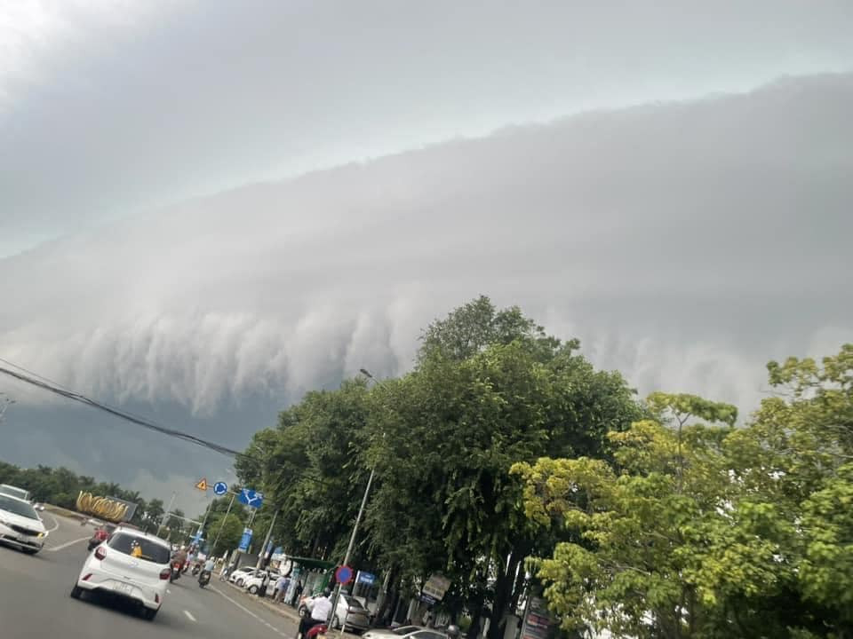 Trung tâm Dự báo khí tượng thuỷ văn quốc gia cho biết, lúc 4h ngày 6/9, vị trí tâm siêu bão Yagi (bão số 3 trên Biển Đông) trên vùng biển phía Bắc khu vực Bắc Biển Đông, cách đảo Hải Nam (Trung Quốc) khoảng 200km về phía Đông Đông Nam, cách Quảng Ninh khoảng 620km về phía Đông Nam.