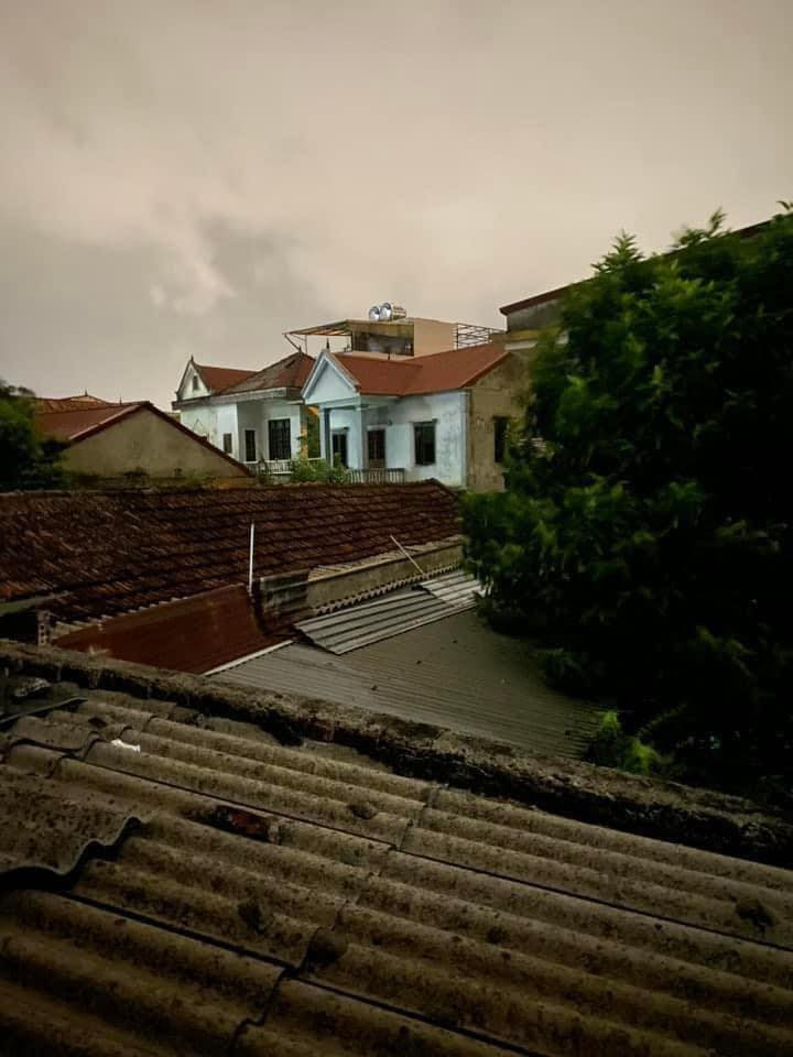 Trước đó, vào lúc 00h30 phút tối hôm qua ở thành phố Vinh, nhiều người truyền tay nhau hình ảnh được chụp lại ở đây với bầu trời sáng gần như ban ngày. Trời sáng trưng một cách bất thường khiến nhiều người lo lắng.