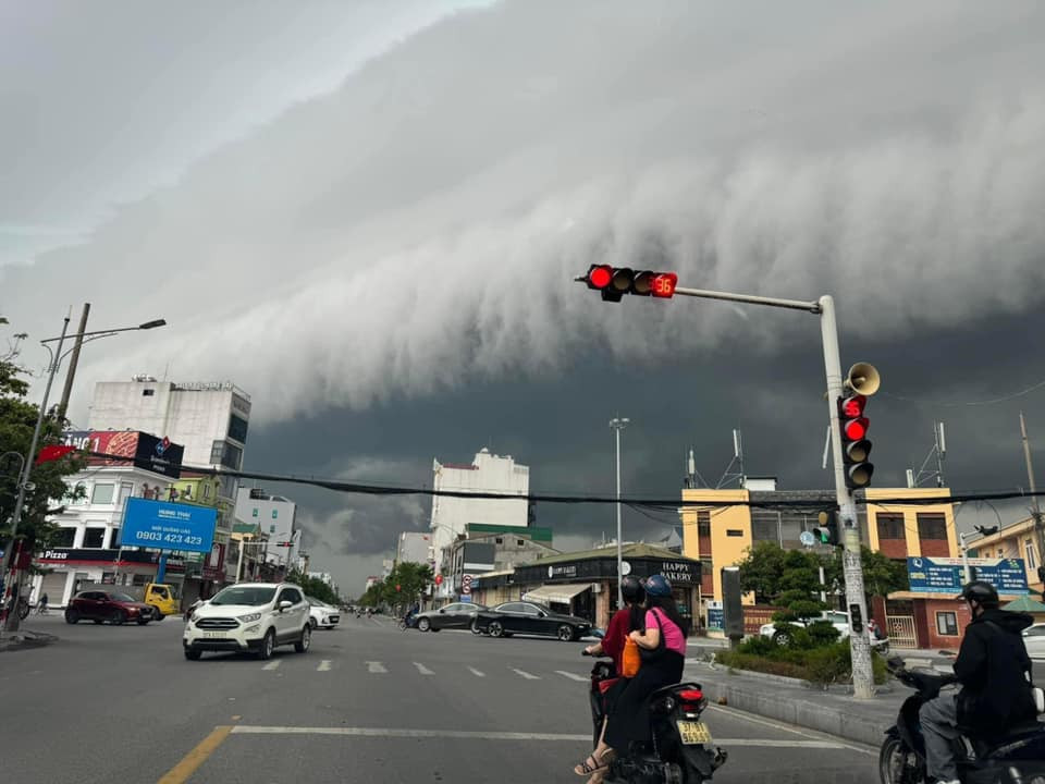 Nhiều người đã nhanh chóng chụp lại và đăng tải lên mạng xã hội.