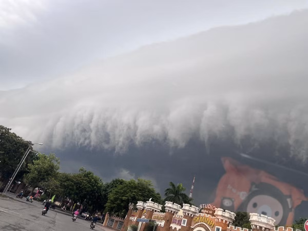 Những đám mây đen với hình thù kỳ dị xuất hiện trước cơn bão khiến nhiều người dân lo sợ xảy ra thời tiết cực đoan.