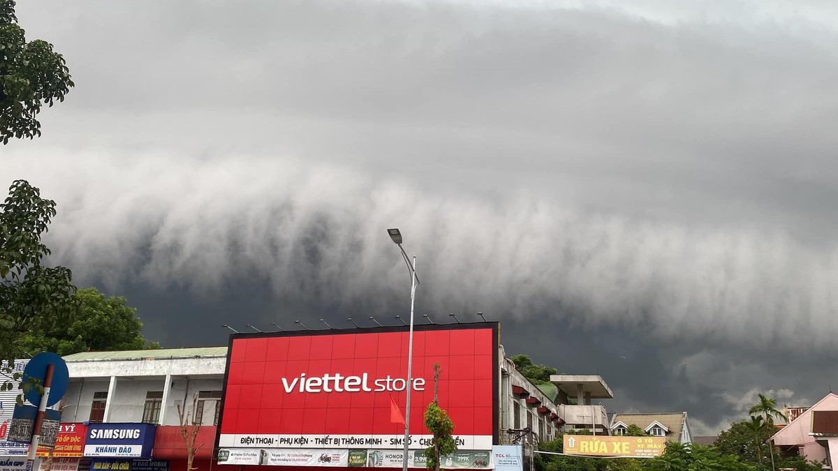 Đám mây xuất hiện thành từng dải và kéo dài theo dọc bờ biển.