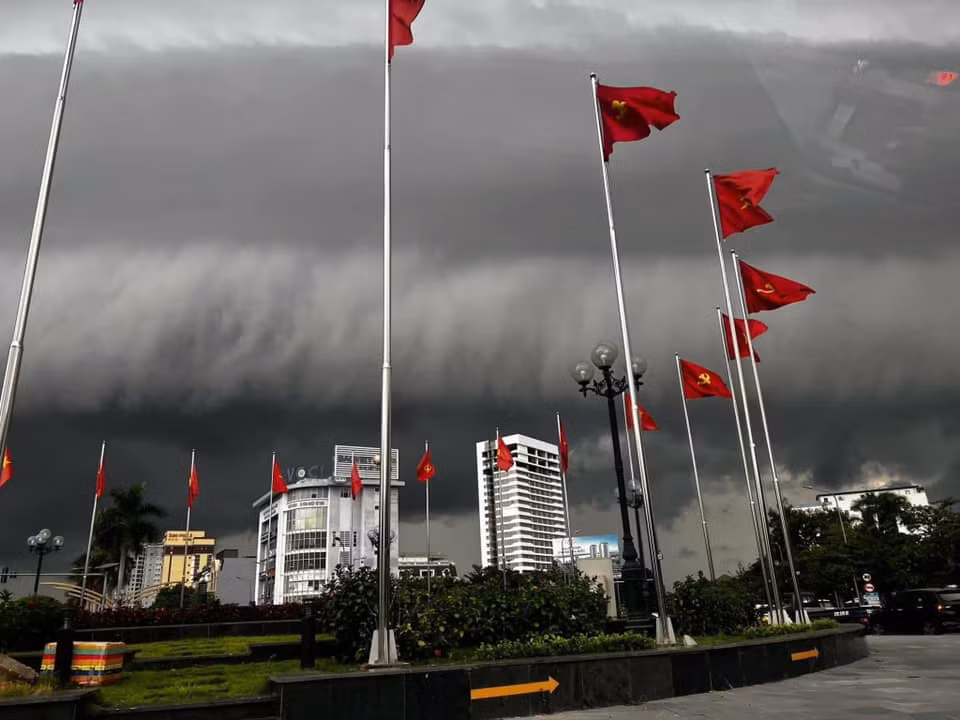 Rất nhiều người bày tỏ sự hoảng hốt trước cảnh tượng bầu trời sáng nay: "Cầu mong mưa thuận gió hoà, cầu cho tất cả được bình an", "Sáng trên đường đi làm thấy giun chui ra ngoài với kiến rời tổ là khả năng bão sẽ mạnh thực sự", "Mây sóng thần - điềm báo thiên tai khủng khiếp sắp xảy ra. Cầu mong mọi người sẽ được bình an." (Ảnh: Tổng hợp Facebook)