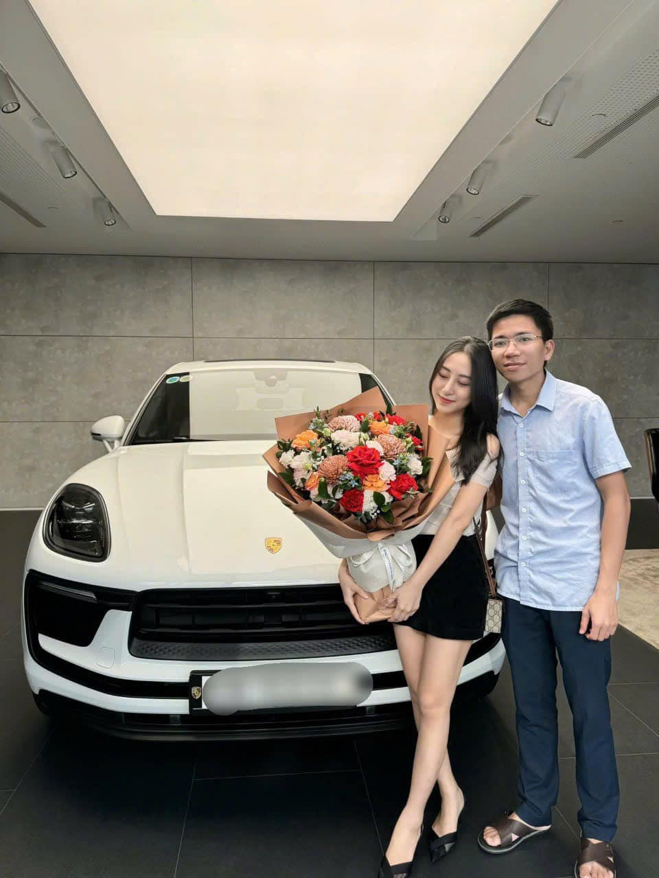 Vị bác sĩ này là Trần Ngọc Trung (32 tuổi), anh hiện là bác sĩ trong ngành thẩm mỹ. Chứng kiến những hậu quả khủng khiếp mà trận bão lũ kinh hoàng vừa rồi để lại, nam bác sĩ đã quyết định rao bán chiếc xe Porsche Macan mà mình đã mua tặng vợ với giá 3 tỷ đồng với mong muốn giúp đỡ đồng bào trong thời khắc khó khăn.