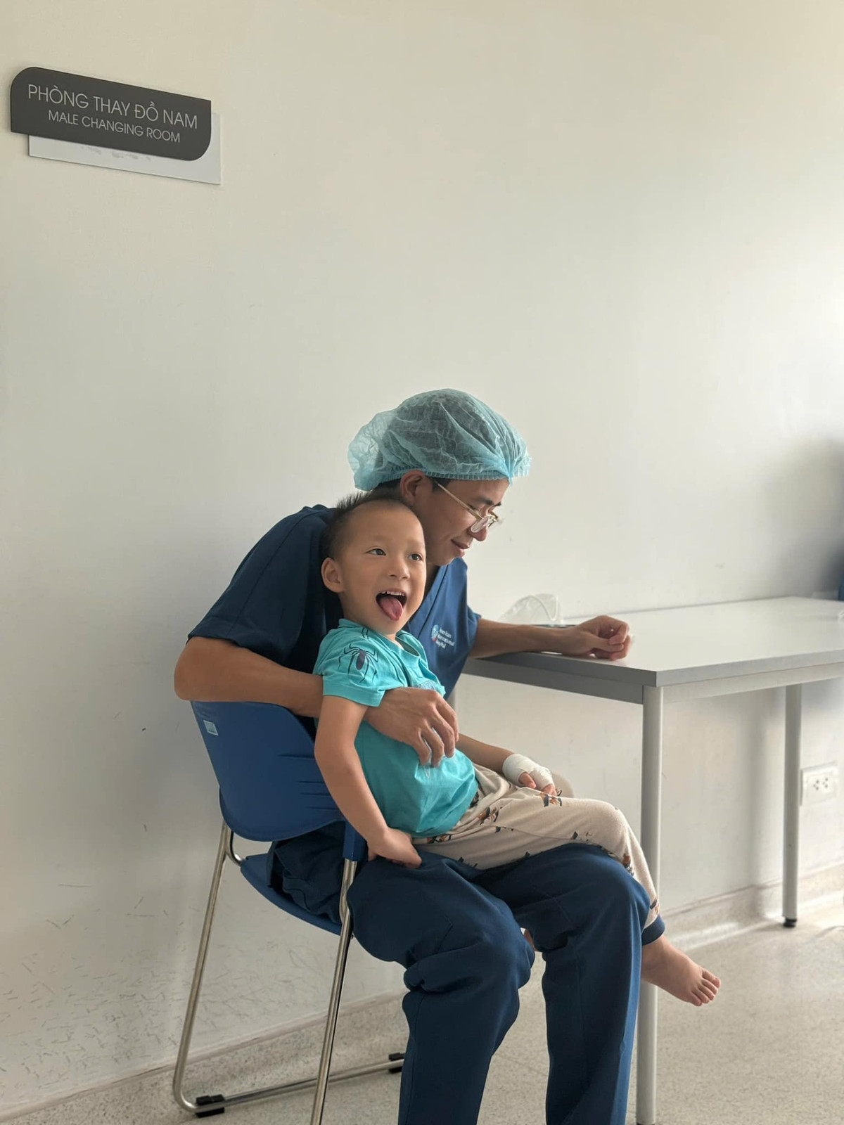 Trước những luồng ý kiến trái chiều, hoài nghi về việc liệu bác sĩ Trung làm vậy chỉ để đánh bóng tên tuổi của mình, nam bác sĩ chia sẻ trên trang cá nhân: "Mình xin chia sẻ nốt thật sự cuộc sống mình trước nay vẫn ổn k có nhu cầu làm màu hay đánh bóng tên tuổi. Thậm chí còn muốn giảm bớt một số hợp đồng công việc để cuộc sống có thêm chút thời gian và sức khỏe ạ."