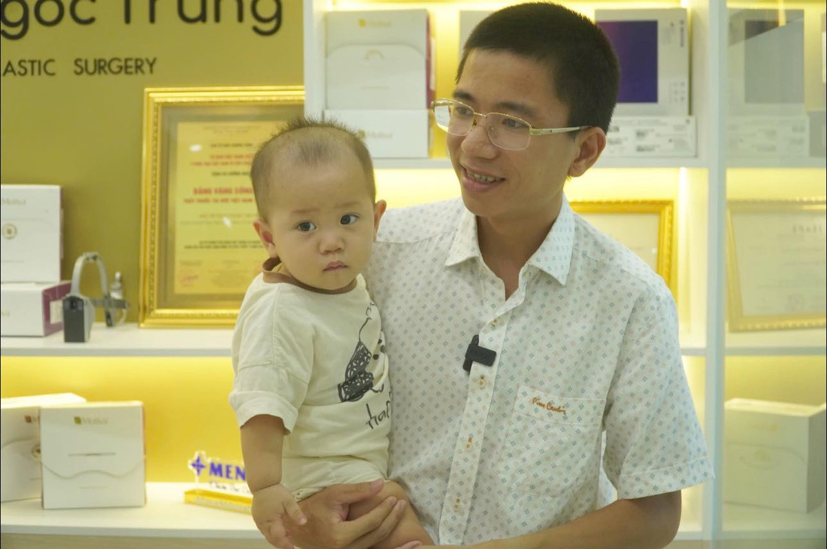 Bác sĩ Trung hiện đang công tác tại Chuyên khoa phẫu thuật tạo hình thẩm mỹ, Bệnh viện Quốc tế Mỹ (Quận 2, TP.HCM). Tính cả thời gian học và theo nghề đến nay của anh cũng đã gần 10 năm.