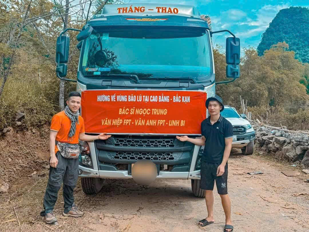 Bên cạnh việc rao bán tài sản gia đình để ủng hộ, bác sĩ Trung cũng tích cực thực hiện các chương trình thiện nguyện khác.