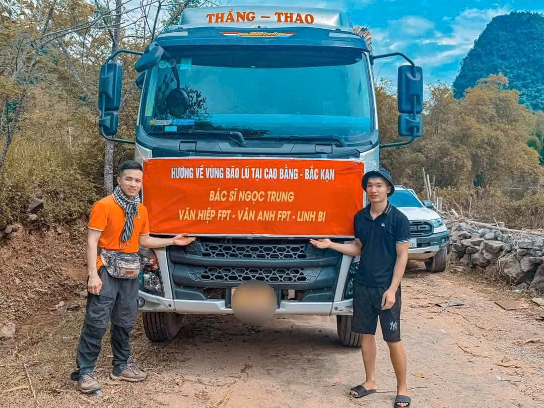 Bên cạnh việc rao bán tài sản gia đình để ủng hộ, bác sĩ Trung cũng tích cực thực hiện các chương trình thiện nguyện khác.