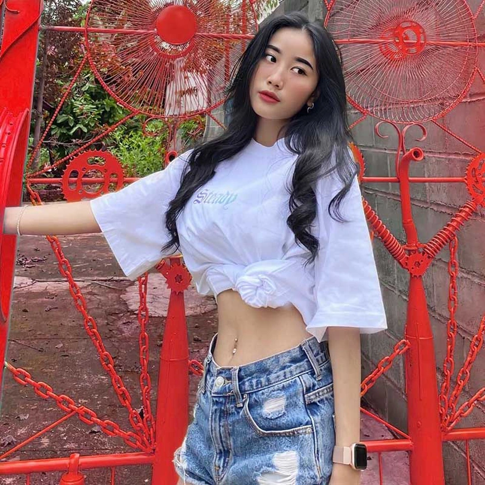 Ở lứa tuổi 16, Gia Thùy thường diện những chiếc áo ngắn kết hợp với quần short, khoe trọn đường cong cơ thể.