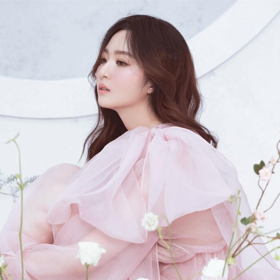 Trong một vài lần xuất hiện cạnh Giáng My trong những bữa tiệc, cô có phần lấn át dàn khách mời bởi thần thái và gu thời trang thanh lịch.