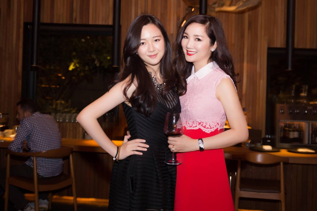 Đứng cạnh Giáng My, cô nàng cho thấy nhan sắc cùng vóc dáng vượt trội, đủ tiêu chuẩn để tham gia bất kỳ đấu trường sắc đẹp nào.