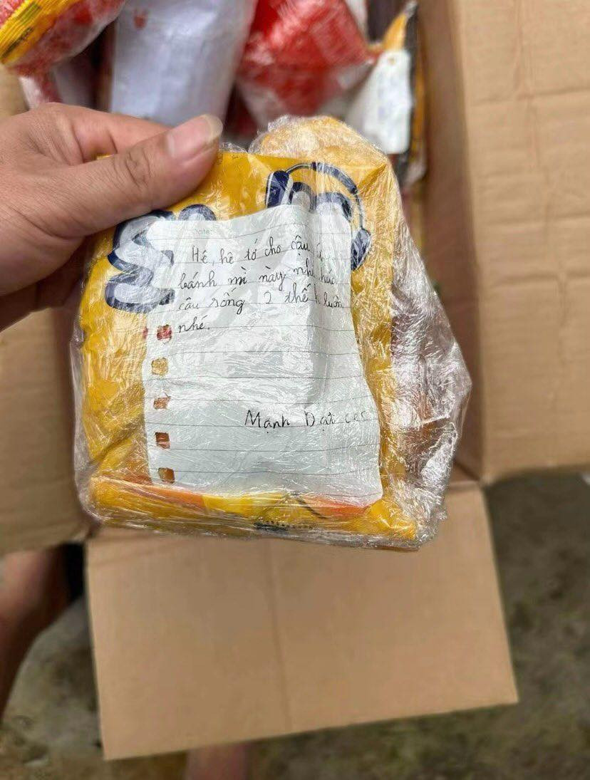 Mới đây, trên MXH đã đăng tải loạt ảnh về những gói thực phẩm của một trường tiểu học gửi cho đồng bào vùng lũ khiến nhiều người vô cùng xúc động.