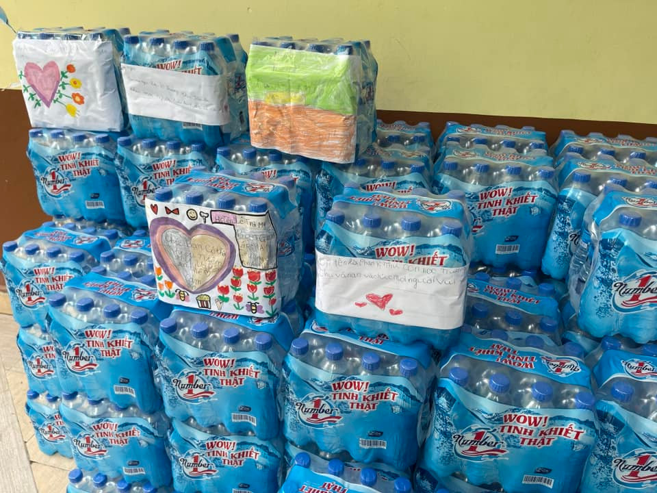 Nhiều người đã bày tỏ vô cùng xúc động trước những hình ảnh này: "Đây thực sự là cháu ngoan Bác Hồ này, những em bé đã được nuôi dạy rất tốt", "đáng yêu quá, đọc mà cũng thấy ấm lòng".