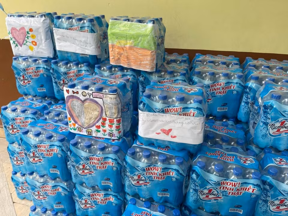 Nhiều người đã bày tỏ vô cùng xúc động trước những hình ảnh này: "Đây thực sự là cháu ngoan Bác Hồ này, những em bé đã được nuôi dạy rất tốt", "đáng yêu quá, đọc mà cũng thấy ấm lòng".