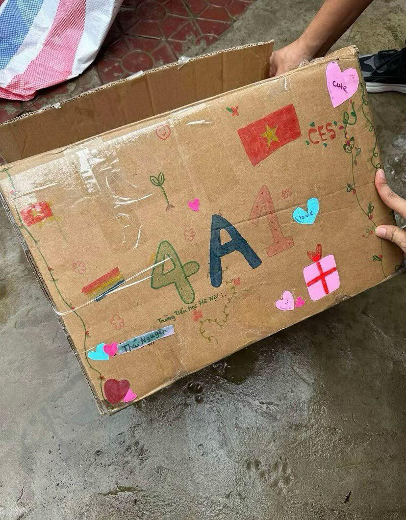 Hộp các-tông cũng được các em trang trí đẹp mắt.