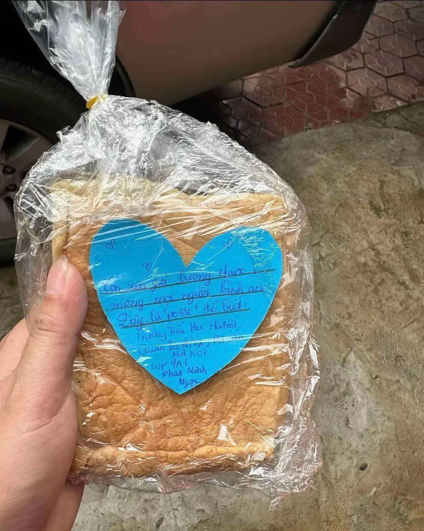 Tờ giấy note hình trái tim với hi vọng truyền động lực cho những người ở vùng lũ đang gồng mình chống chọi với thiên tai.