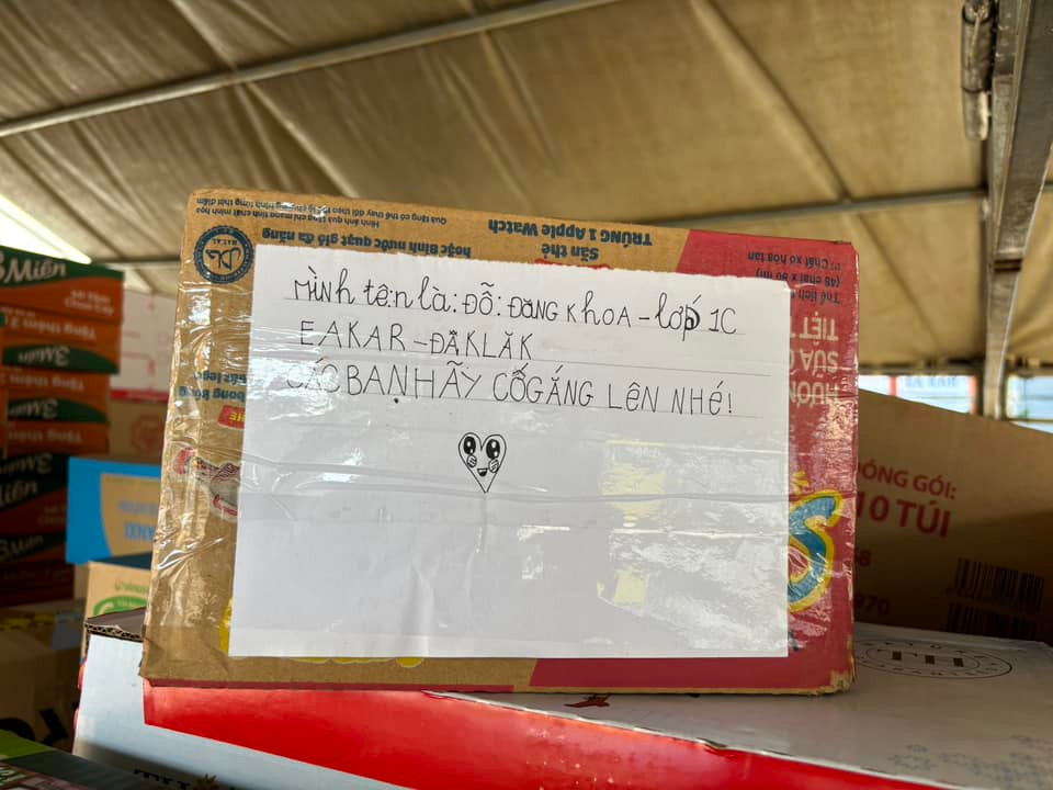 Trước tình hình đó, người dân cả nước đã có những hành động thiết thực gửi đến đồng bào vùng lũ như: chuyển khoản trực tiếp đến tài khoản của Ban cứu trợ - Mặt trận Tổ quốc, cùng nhau quyên góp lương thực, quyên góp vật dụng cần thiết gửi lên cho đồng bào vùng lũ lụt... (Ảnh: Tổng hợp Facebook)