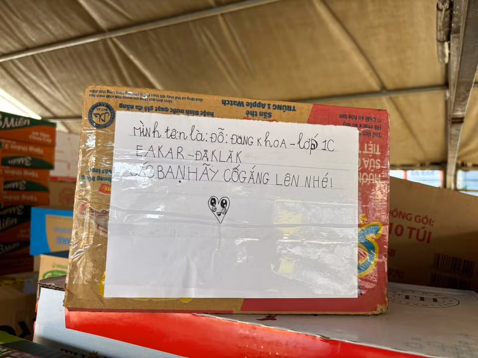 Trước tình hình đó, người dân cả nước đã có những hành động thiết thực gửi đến đồng bào vùng lũ như: chuyển khoản trực tiếp đến tài khoản của Ban cứu trợ - Mặt trận Tổ quốc, cùng nhau quyên góp lương thực, quyên góp vật dụng cần thiết gửi lên cho đồng bào vùng lũ lụt... (Ảnh: Tổng hợp Facebook)