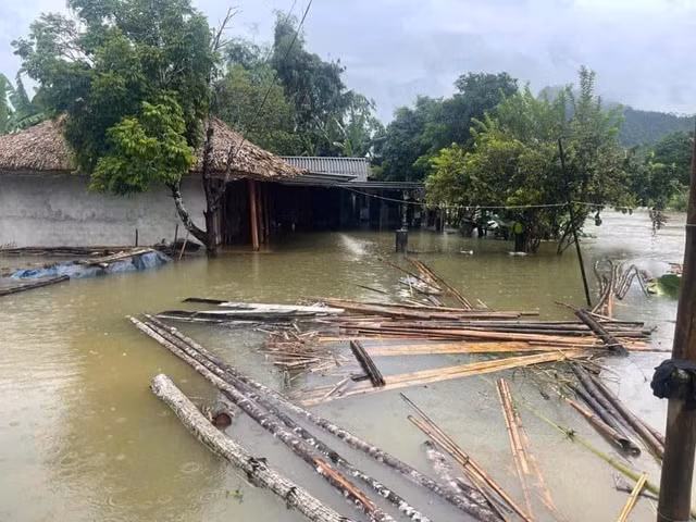 Toan bo 8 cua day Thuy dien Tuyen Quang duoc mo xa lu-Hinh-2