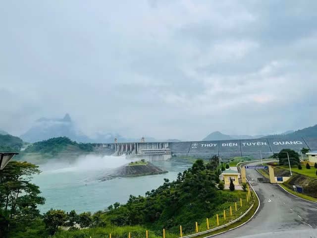 Toan bo 8 cua day Thuy dien Tuyen Quang duoc mo xa lu-Hinh-6