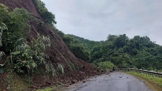 Toan bo 8 cua day Thuy dien Tuyen Quang duoc mo xa lu-Hinh-4