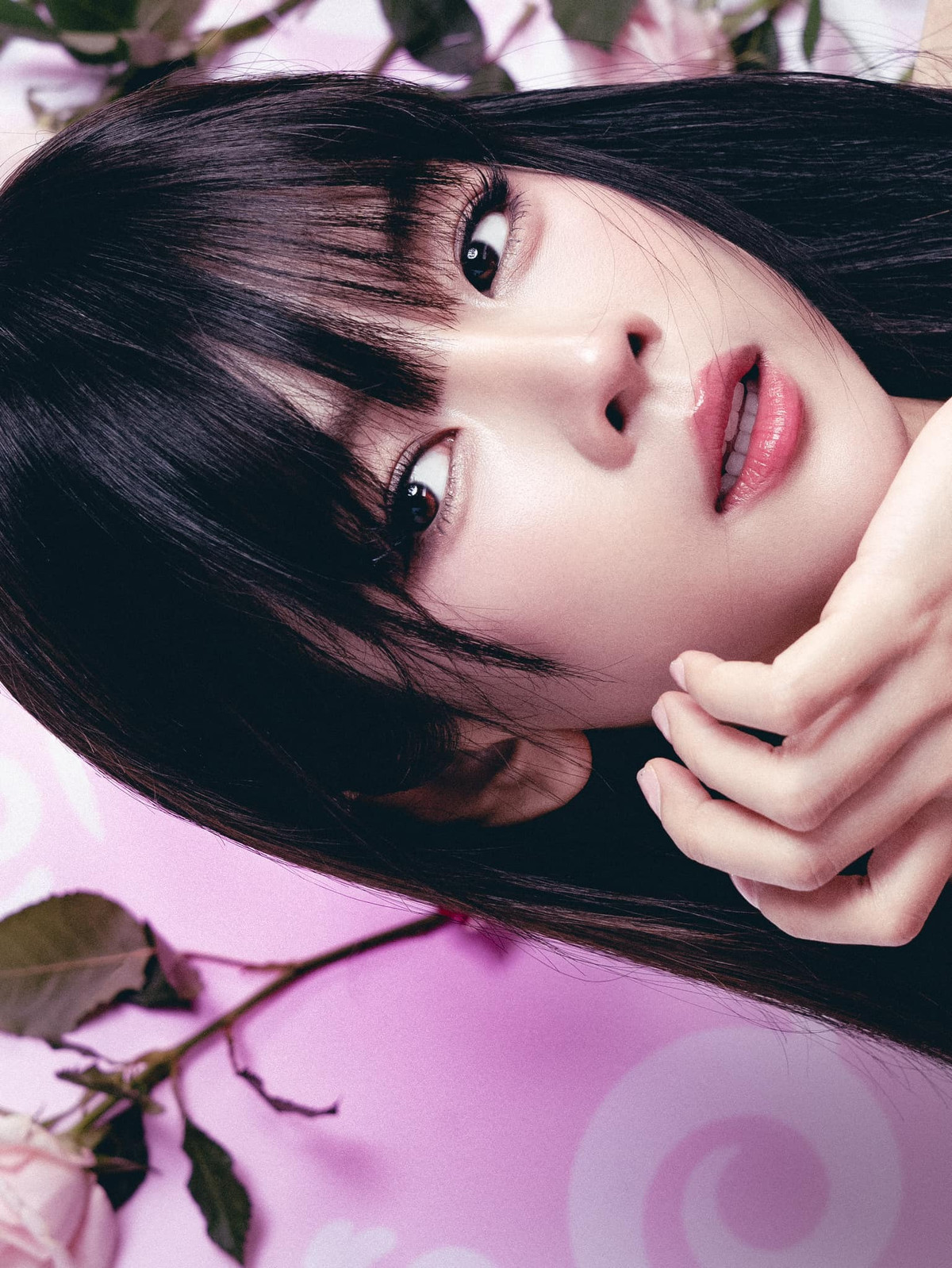 Cô nàng lựa chọn lối trang điểm sắc sảo nhấn ở phần mắt.