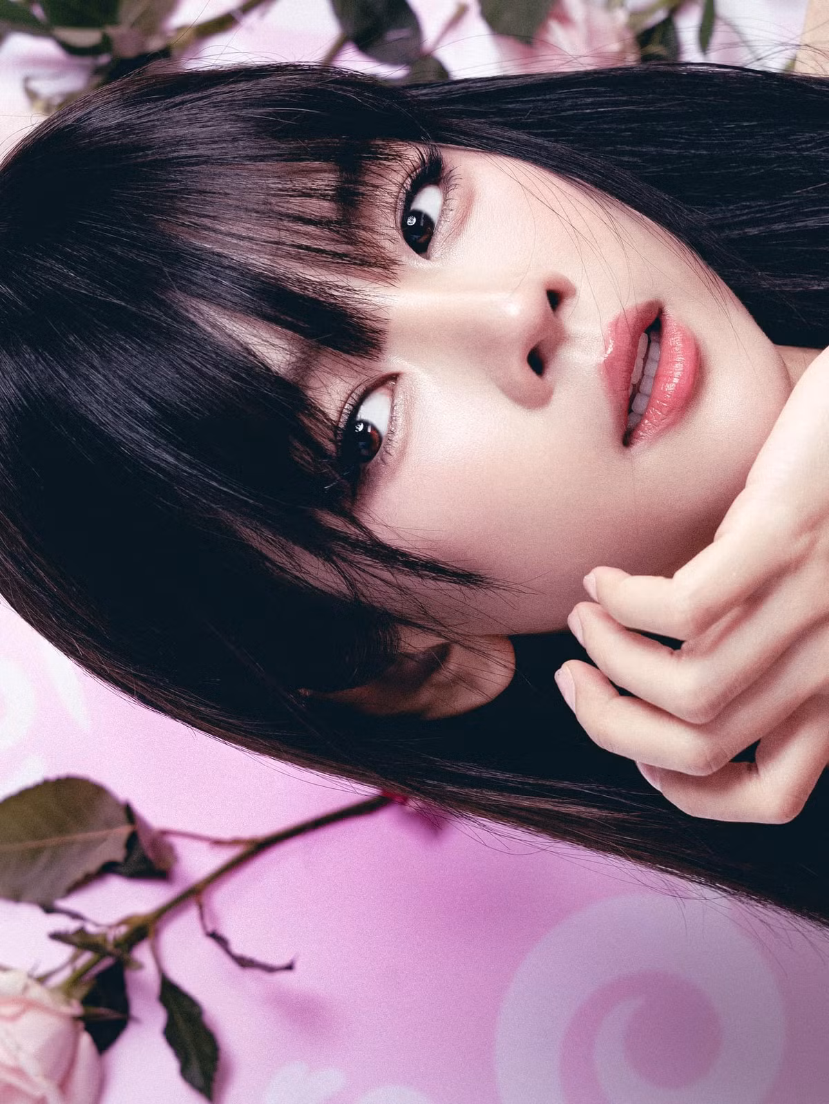 Cô nàng lựa chọn lối trang điểm sắc sảo nhấn ở phần mắt.