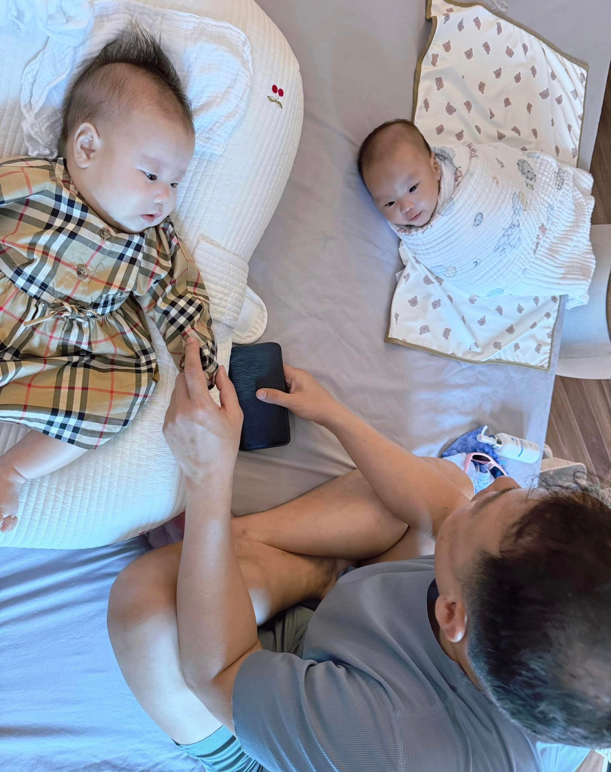 Sau khi có em bé, Phương Oanh thường chia sẻ trên trang cá nhân khoảnh khắc hạnh phúc sum vầy của gia đình. Shark Bình cũng gia nhập hội nghiện con khi chăm chỉ chơi đùa với 2 em bé.