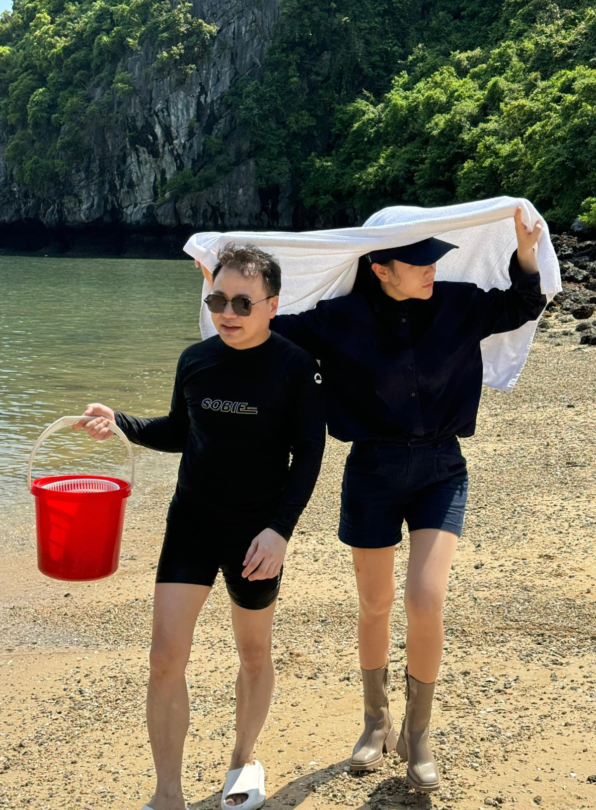 Trước đây, Phương Oanh và Shark Bình cũng hay công khai "đánh dấu chủ quyền" đối phương ở nơi công cộng. Vừa qua, Phương Oanh và Shark Bình đã kỷ niệm 1 năm ngày cưới đầy lãng mạn. Thay vì nghỉ dưỡng ở khu resort xa hoa, cặp đôi chọn đi du lịch sinh tồn, tự câu hải sản và ở trong lều