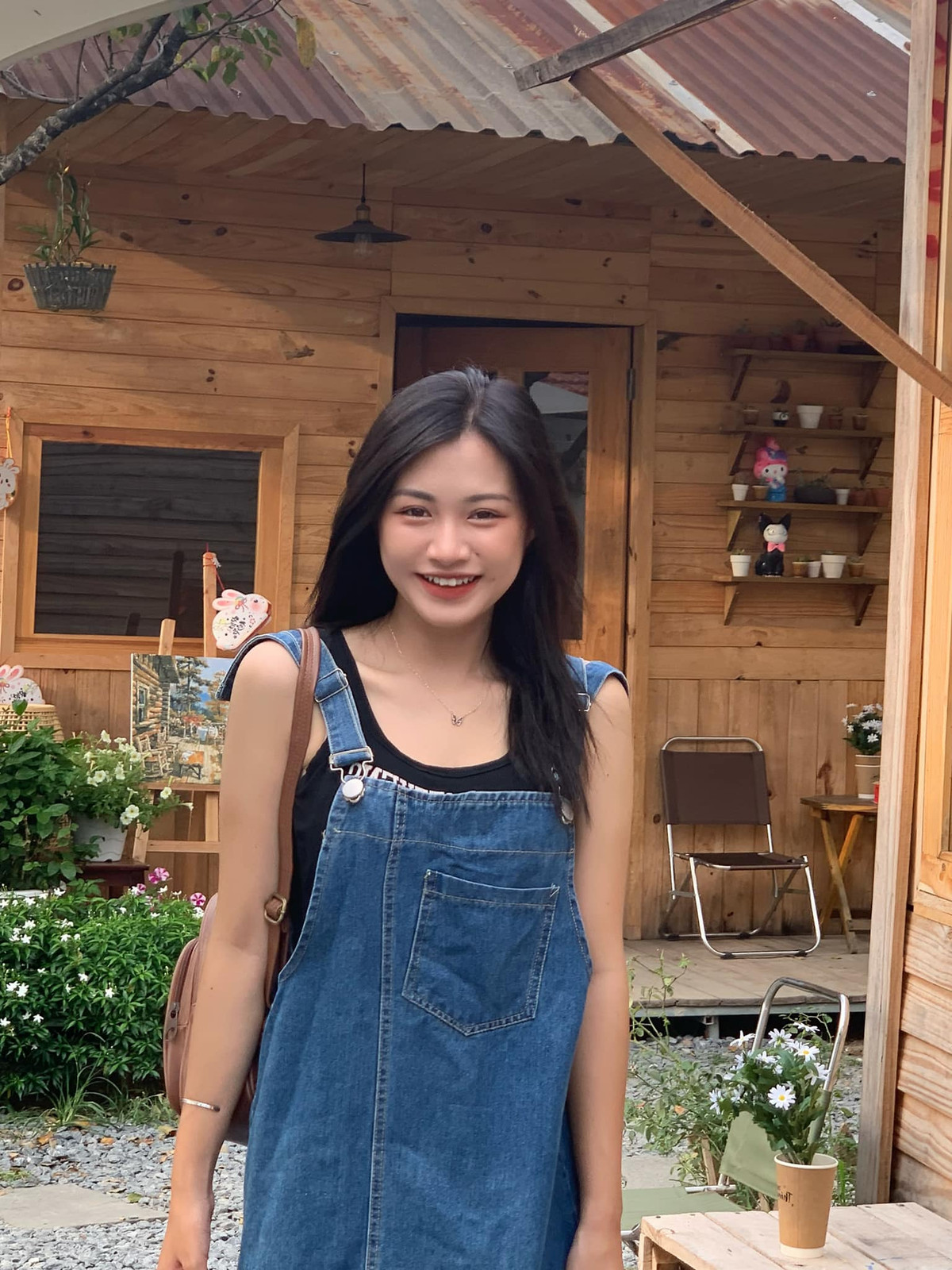 Ở lớp cô nàng giữ chức lớp trưởng, năng nổ và nhiệt tình với mọi người Ngoài đời, Hiền cũng là một cô nàng mang năng lượng tích cực với nụ cười tỏa nắng.