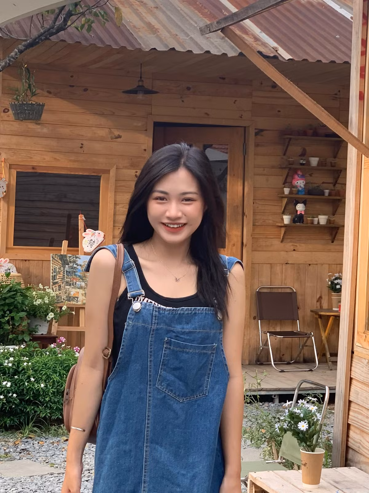 Ở lớp cô nàng giữ chức lớp trưởng, năng nổ và nhiệt tình với mọi người Ngoài đời, Hiền cũng là một cô nàng mang năng lượng tích cực với nụ cười tỏa nắng.