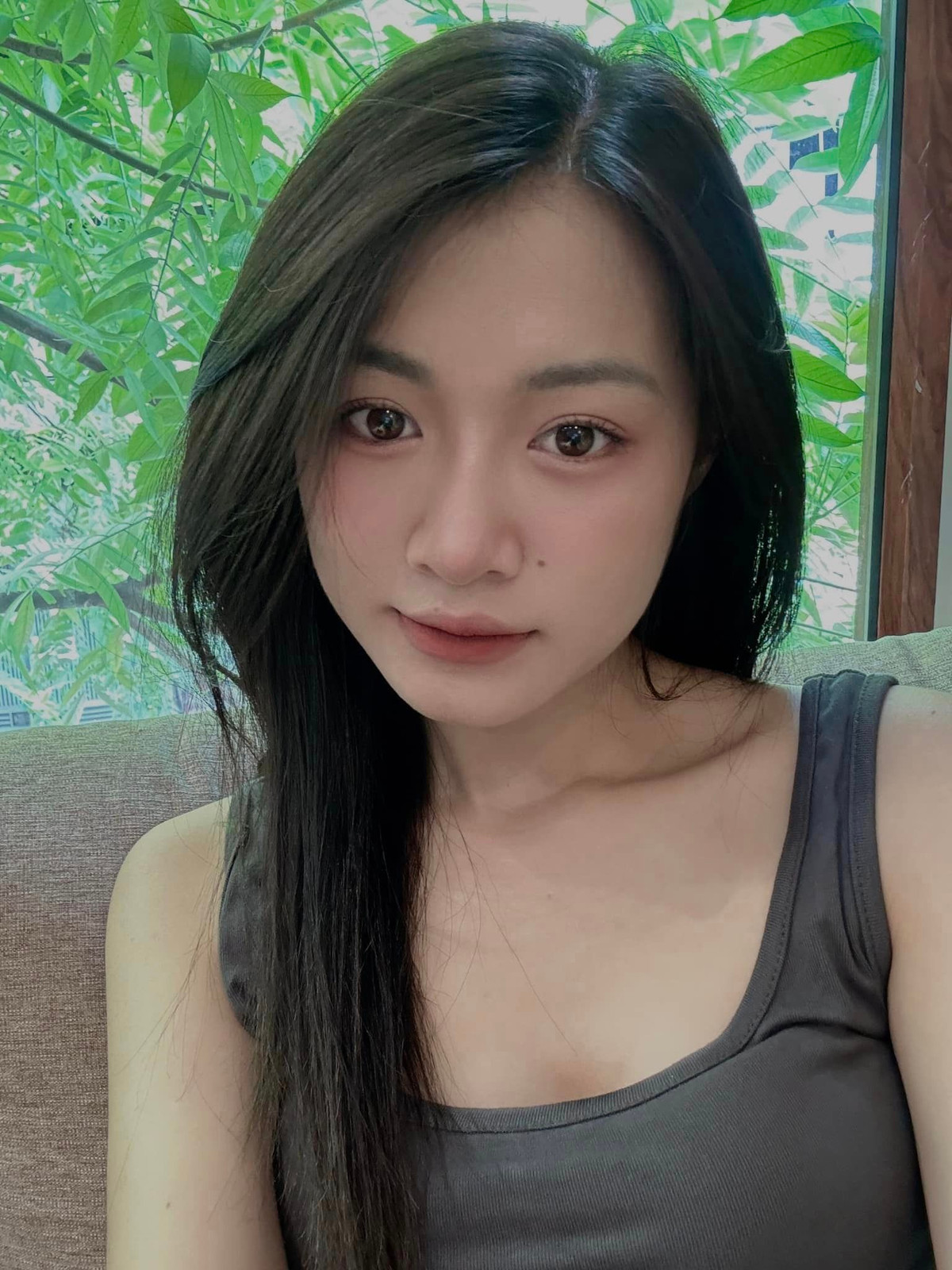 Sở hữu vẻ bề ngoài xinh xắn, hồn nhiên, Thu Hiền được biết đến với vai trò là một người mẫu ảnh tự do.