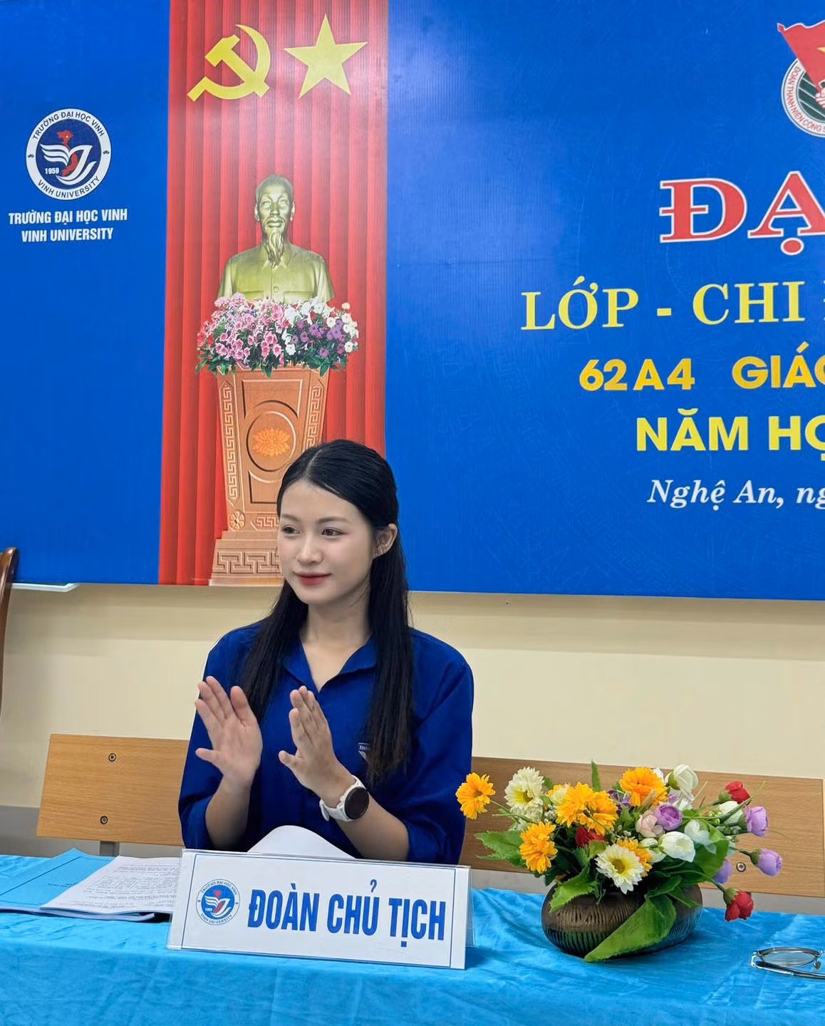 Mới đây, loạt ảnh một nữ sinh tham dự Đại hội Đoàn của trường đại học Vinh (Nghệ An), ngồi ở hàng ghế Đoàn Chủ Tịch khiến người xem không khỏi xuýt xoa vì nhan sắc xinh đẹp của mình.