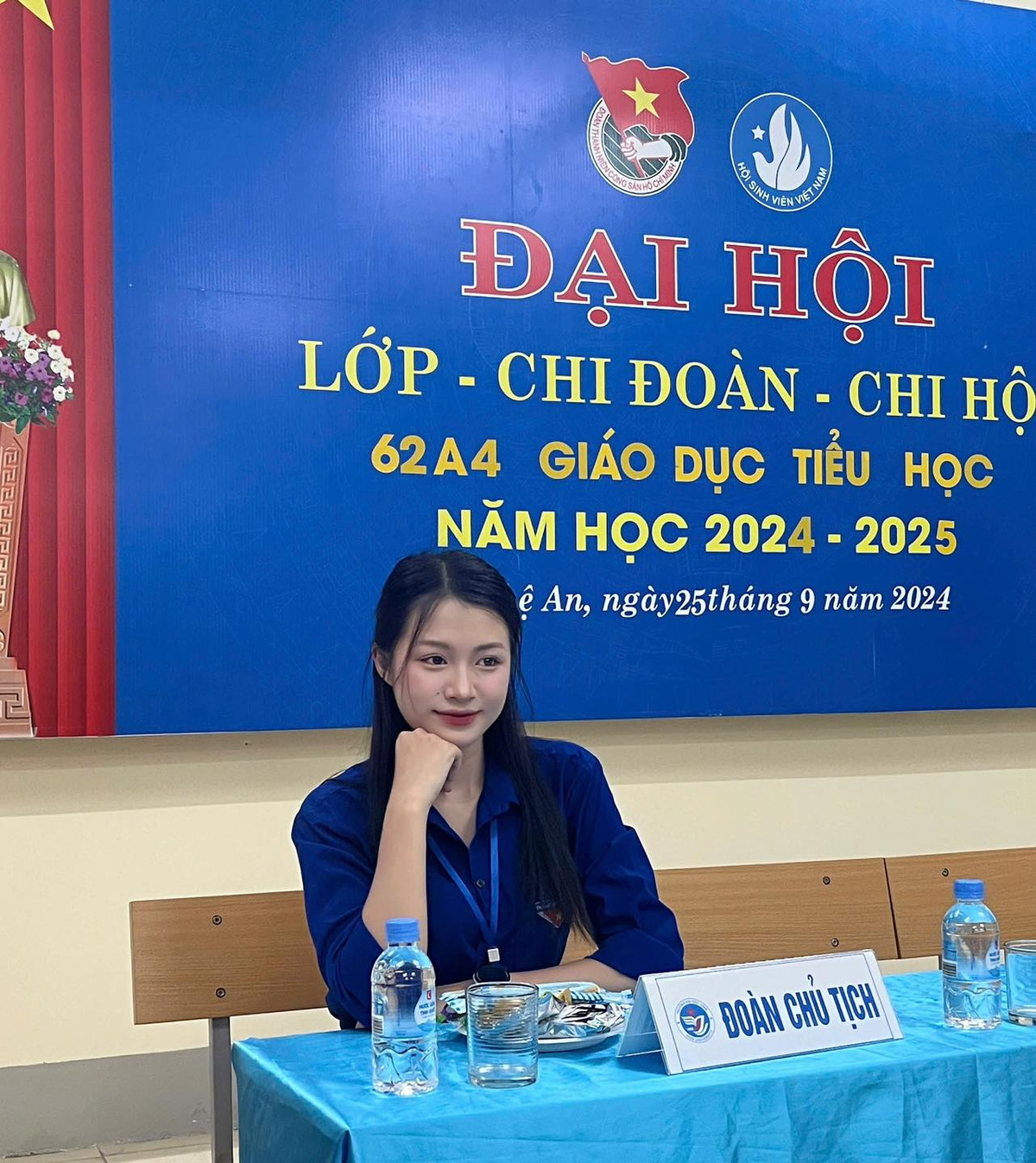 Khoác lên màu áo Đoàn thanh niên, thả tóc giản dị, trang điểm không cầu kì nhưng cô nàng vẫn thu hút mọi ánh nhìn.