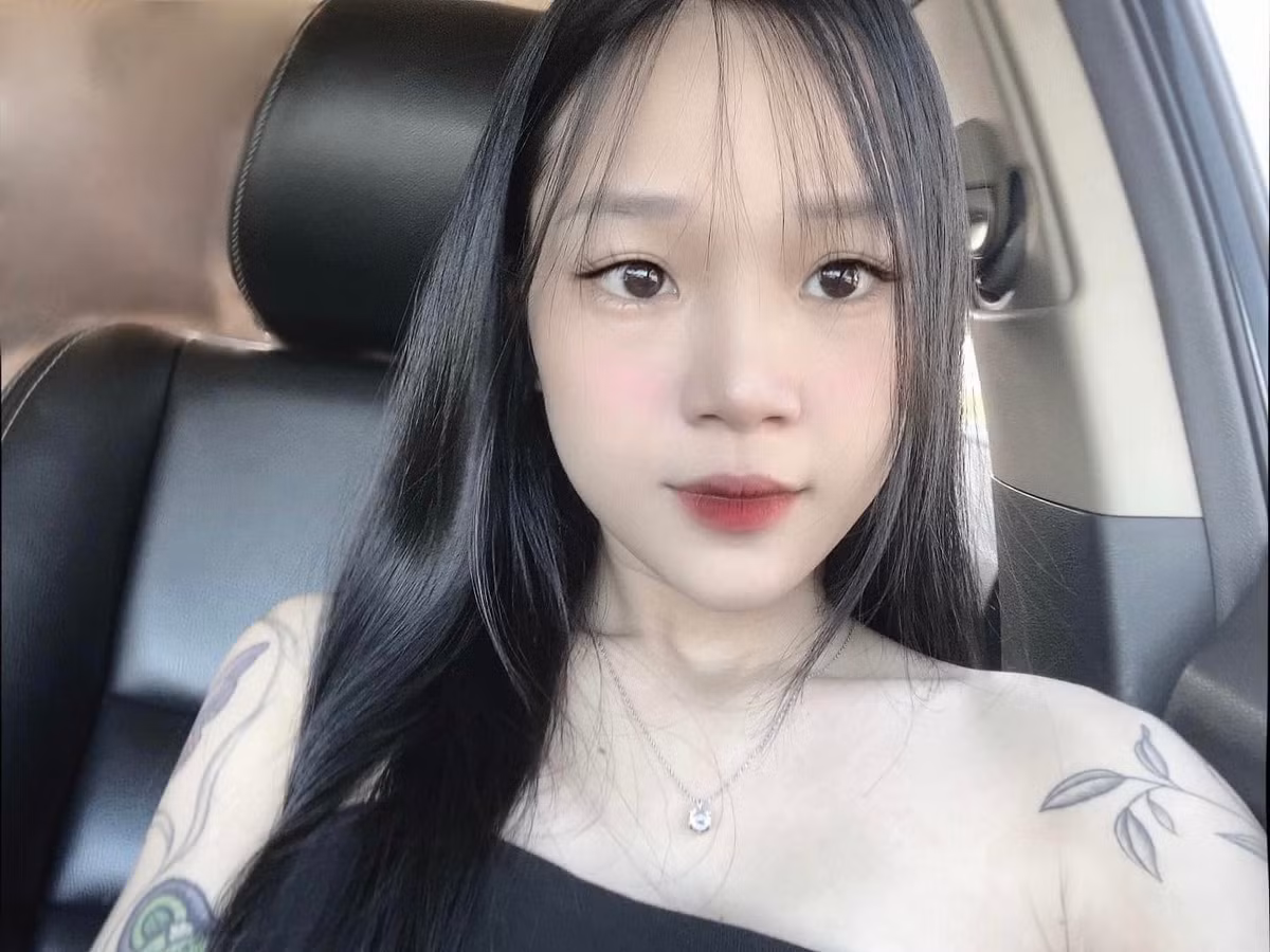 Nhung và Dương quen nhau qua mạng xã hội, Dương là người chủ động kết bạn. Chỉ sau đôi lần trò chuyện, anh đã xiêu lòng trước cô gái xinh xắn.