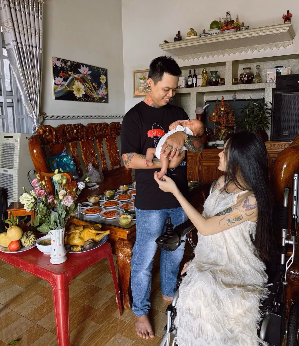 Năm 2024, Hồng Nhung được làm mẹ. Cô mang thai tự nhiên và bình an đón con chào đời ở tuần thứ 36. Hình ảnh gia đình hạnh phúc được Hồng Nhung trân trọng đăng tải lên trang cá nhân. (Ảnh: FBNV)