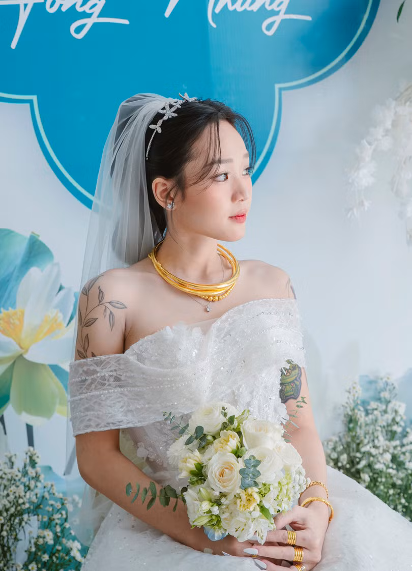 Hồng Nhung vốn sinh ra với một thân thể lành lặn và một đôi chân nhanh nhẹn. Thế nhưng đời không ai nói trước được chữ ngờ, vào năm 5 tuổi, trong một buổi chiều đi học mẫu giáo về, hai chân của cô mất cảm giác hoàn toàn.