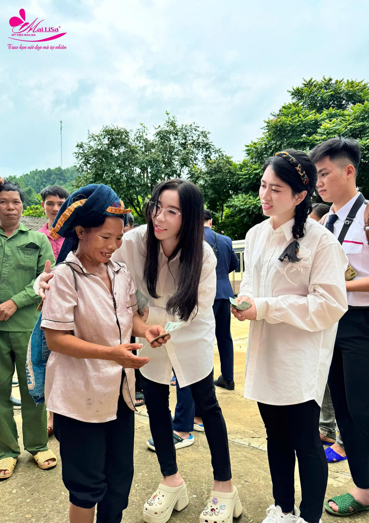 "Thương lắm, yêu lắm, xót lắm, không thể kìm nổi nước mắt khi nhìn thấy nhiều cảnh khó khăn của bà con. Đây là lí do Mai đi làm thiện nguyện phát sinh cứ phải nói là liên tục, liên tục.." - Chủ chuỗi thẩm mỹ viện Mailisa bày tỏ.