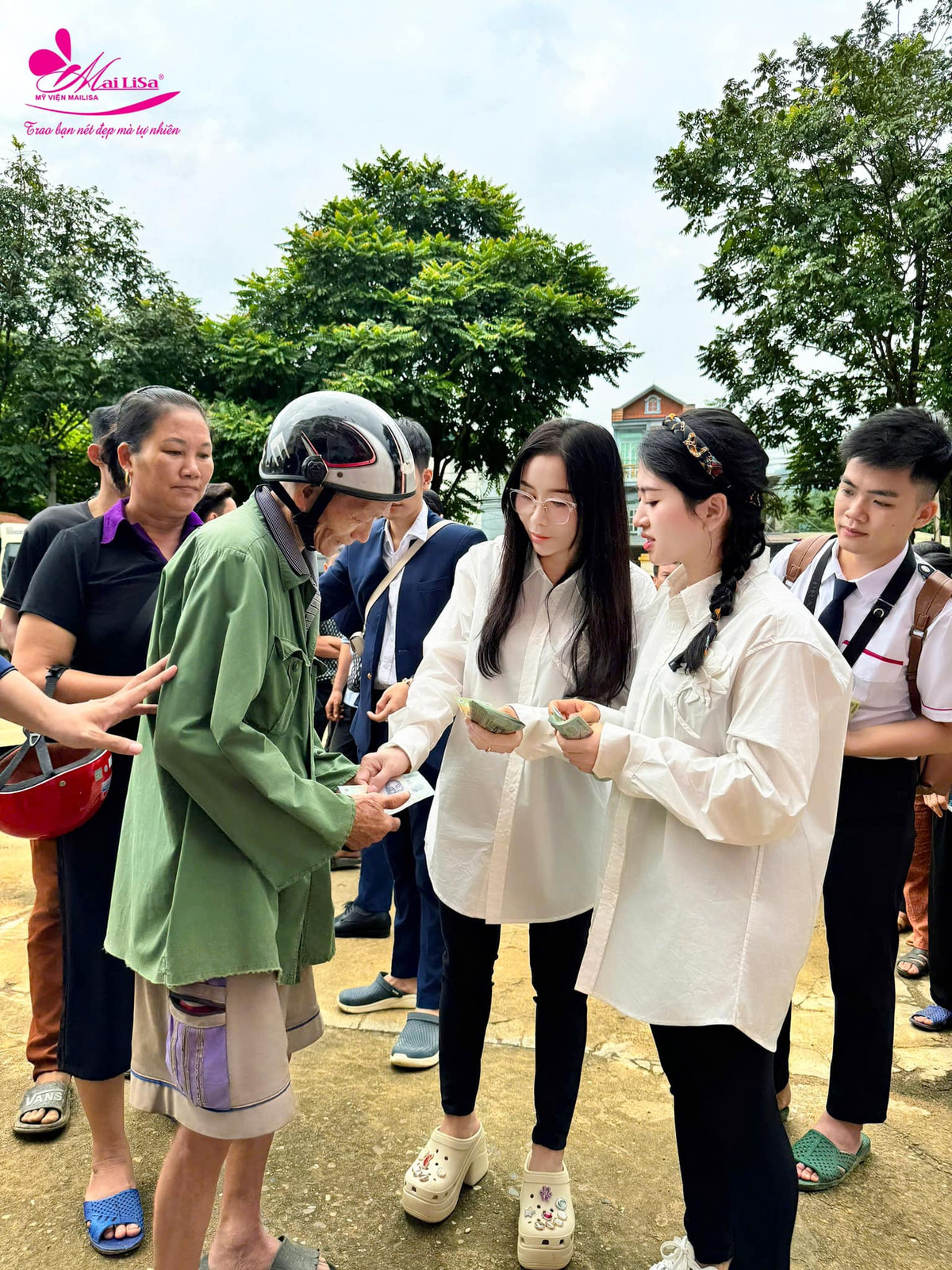 Bà chủ Mailisa trong chuyến thiện nguyện đến nhiều địa phương ở phía Bắc như Yên Bái, Lào Cai, Cao Bằng… để trực tiếp gửi quà cho bà con chịu ảnh hưởng thiên tai.