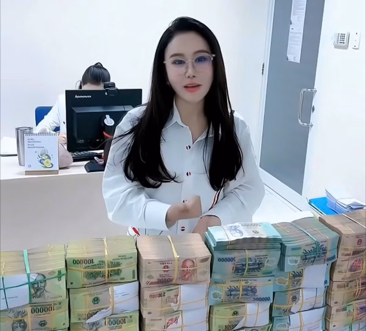 Đáng chú ý, bà chủ Mailisa đã đích thân cùng nhân viên của mình đã quyết đến đến tận nơi, trao tận tay số tiền cho những hoàn cảnh khó khăn.