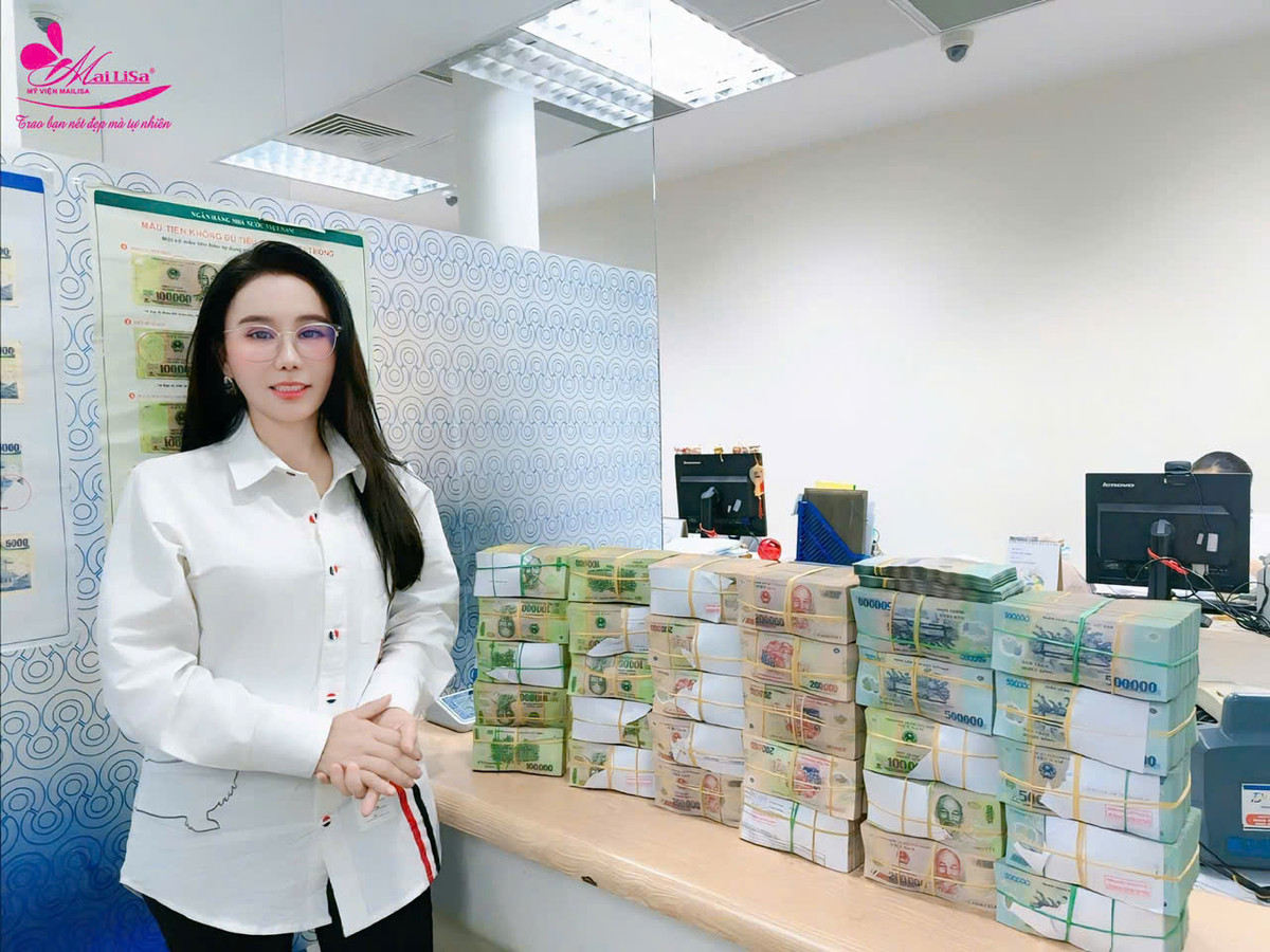 “Vợ chồng Mai sẽ xây 40 căn nhà tình thương, mỗi căn như vậy dự trù từ 150 triệu đến 200 triệu, ít nhất phải có 1 phòng khách, 2 phòng ngủ, phòng bếp, nhà vệ sinh. Nhà phải kiên cố, chắc chắn, đáp ứng được nhu cầu sinh hoạt tạm ổn cho một gia đình…” , vị nữ đại gia Hà Tĩnh chia sẻ về ý định xây nhà giúp đỡ những gia đình bị ảnh hưởng bởi bão lũ.