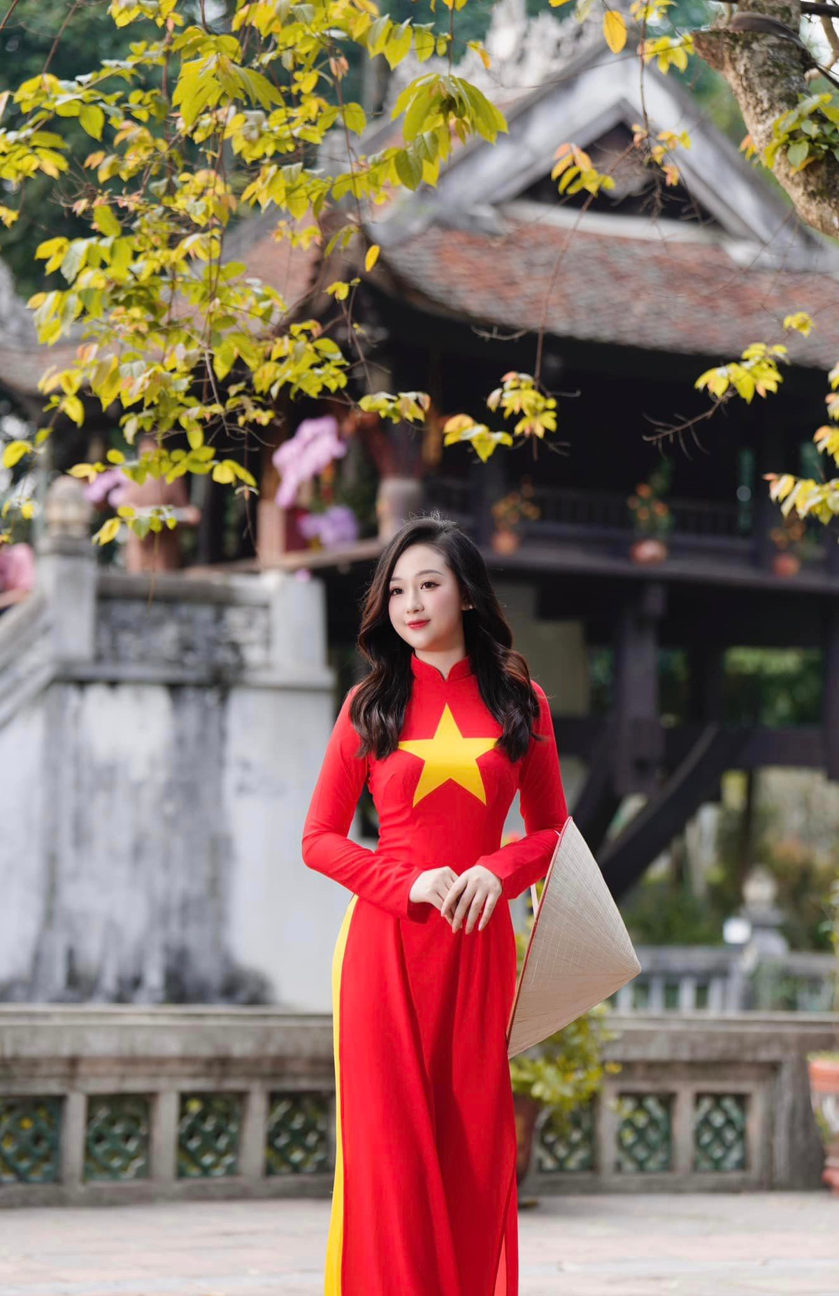 Trên trang cá nhân, Mỹ Linh thường xuyên cập nhật hình ảnh cuộc sống cá nhân, ngoài những hình ảnh lên lớp.