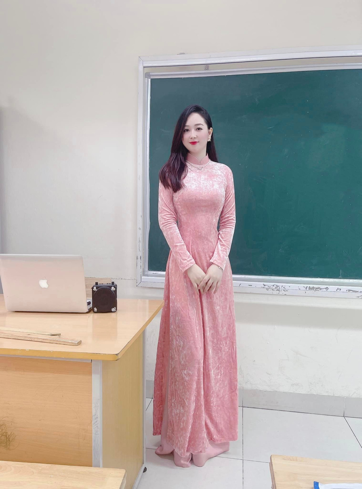 Điều quý giá nhất cô giáo trẻ nhận được thi theo nghề là sự yêu mến của các em học sinh.