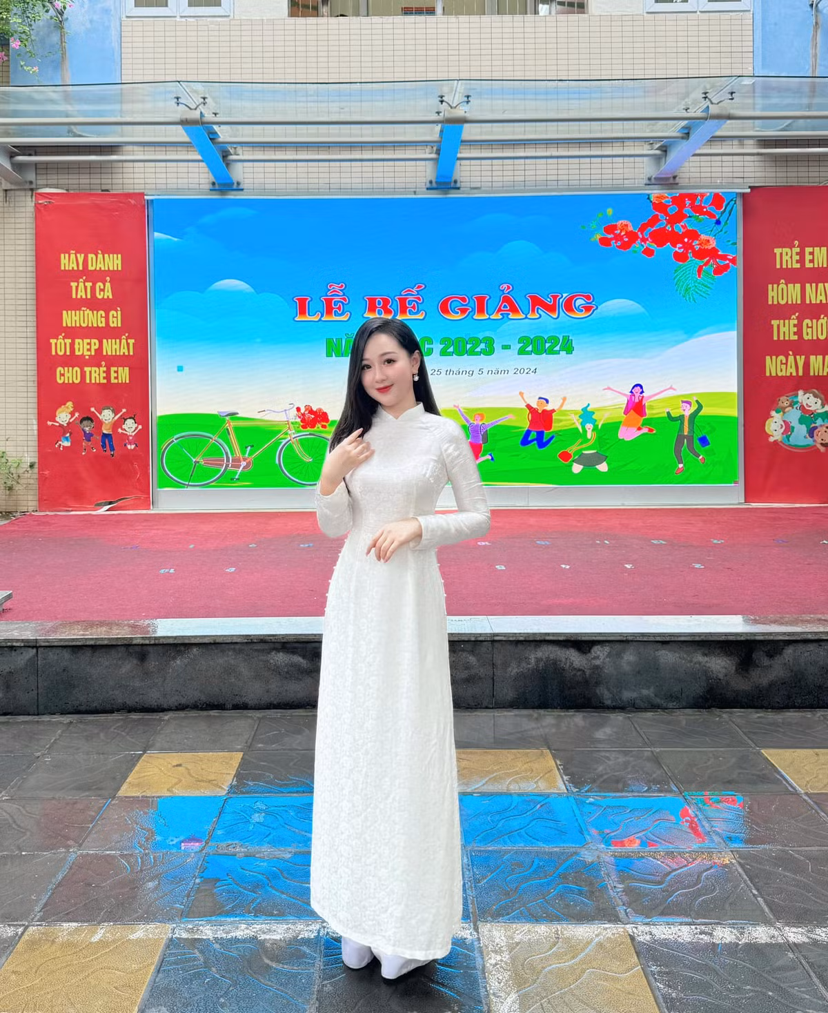 Trong lễ bế giảng năm học vừa rồi, Mỹ Linh cũng khiến nhiều người ấn tượng với tà áo dài trắng thướt tha.