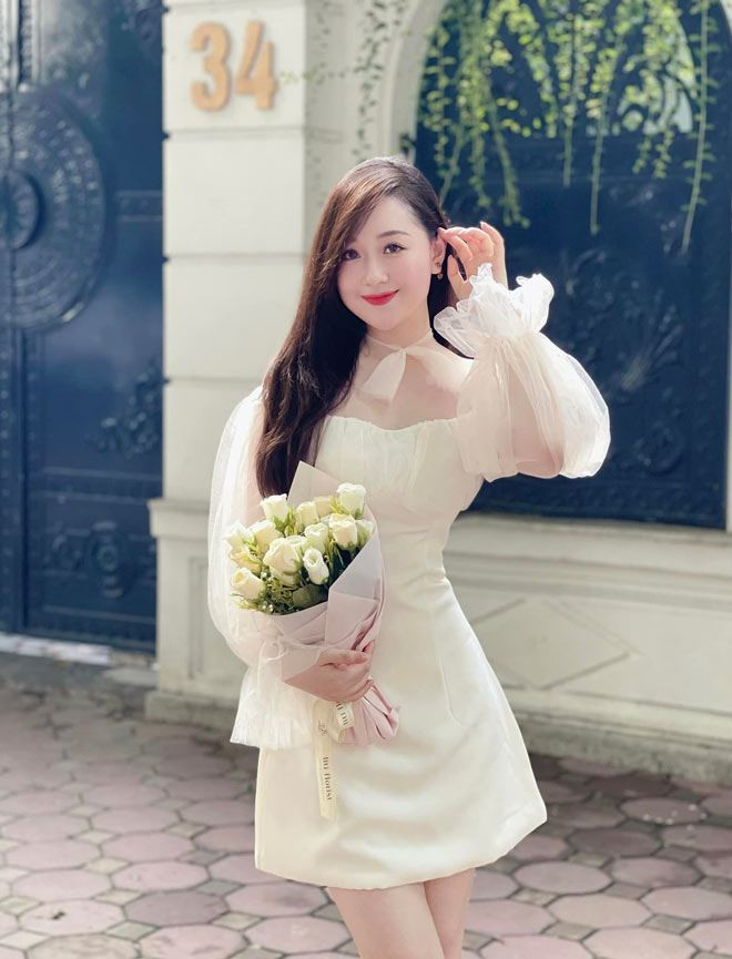 Nữ giáo viên được nhiều người khen có vẻ đẹp thanh lịch, dịu dàng trong tà áo dài thướt tha và lối trang điểm nhẹ nhàng.