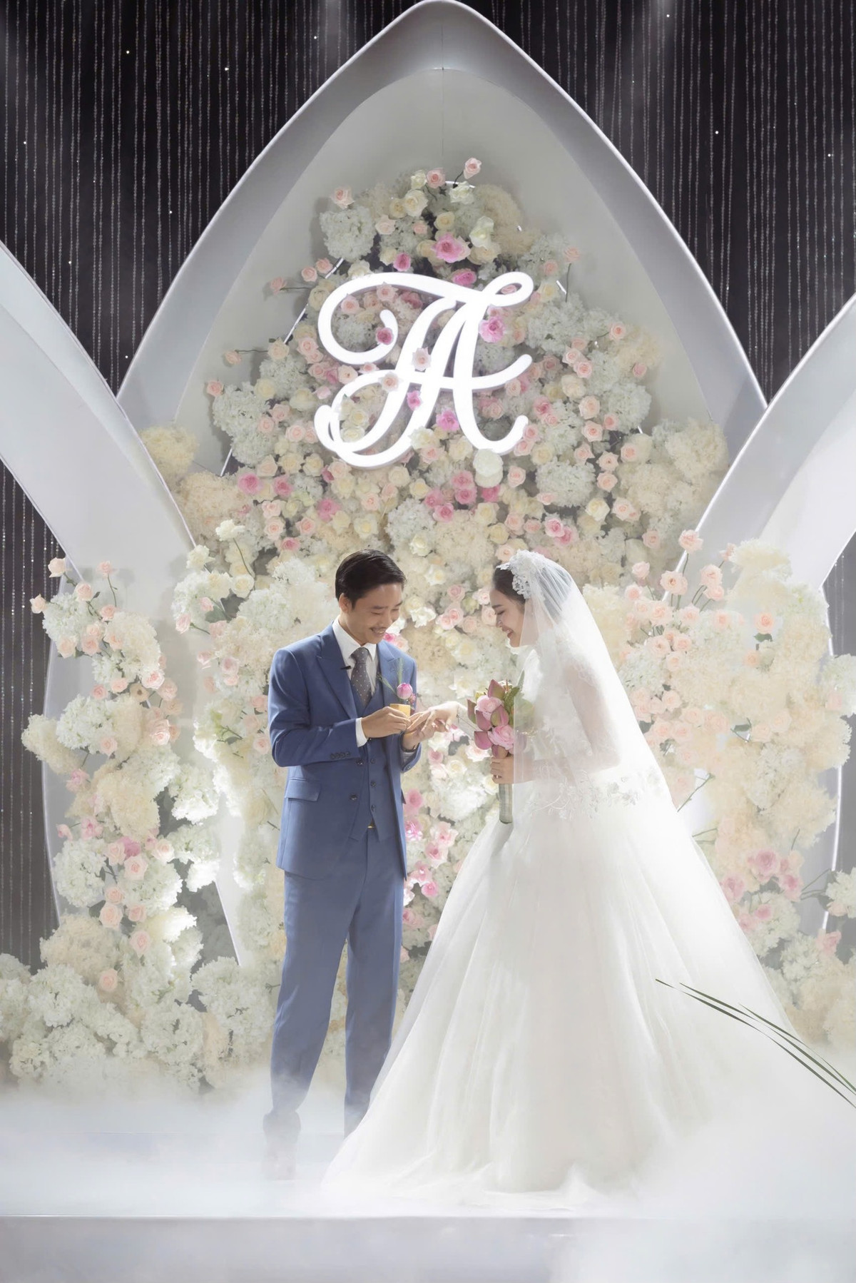 Không chỉ vậy, cặp đôi đã quyết định ủng hộ 300 triệu cho bà con vùng lũ. Hành động này khiến cả hôn trường vô cùng xúc động.